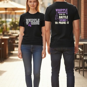 Puede incluir: Camisetas negras con el texto "WHIPPLE WARRIOR" y un lazo morado. La parte trasera de una camiseta dice "WHIPPLE WARRIOR WITH THE BATTLE SCAR TO PROVE IT". Ambas camisetas se llevan con vaqueros azules y zapatillas blancas.