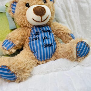 Pluszowy miś pamiątkowy wykonany z naszywek ze starych ubrań, miękki pluszowy prezent żałobny z kieszonką na pamiątkę, personalizowany miś pamiątkowy