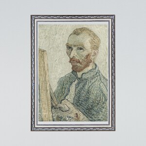 Könnte beinhalten: Ein gerahmtes Porträt von Vincent van Gogh, dem Künstler, beim Malen. Er trägt eine blaue Jacke und hat einen roten Bart. Das Gemälde ist in einem Stil gehalten, der für van Goghs Werk charakteristisch ist, mit dicken Pinselstrichen und leuchtenden Farben.