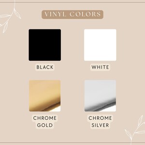 Puede incluir: Imagen que muestra opciones de color de vinilo: negro, blanco, oro cromado y plata cromada. Cada color se presenta en un cuadrado, con el nombre del color debajo. El fondo es de color beige claro con elementos florales decorativos.