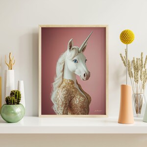 Póster para descargar e imprimir de un Unicornio con vestido dorado, Retrato de animal vintage rosa, Decoración de animales de fantasía, Princesa adulta