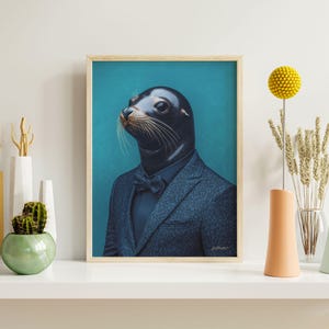Poster eines Seelöwen im Kostüm, Vintage-Porträt zum Herunterladen und Ausdrucken, gekleidetes anthropomorphes Tier, Meeresdekoration, Zoo-Kunstfoto