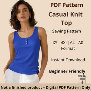 Op de afbeelding: Een blauwe geribbelde gebreide top met een ronde halslijn en drie witte knopen aan de voorzijde. De tekst luidt: PDF Pattern Casual Knit Top Sewing Pattern XS - 4XL | A4 - A0 Format Instant Download Beginner Friendly Not a finished product.