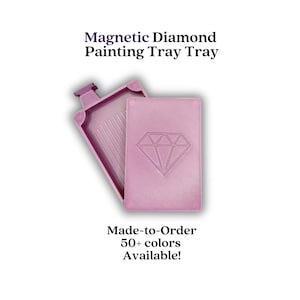 Puede incluir: Una bandeja magnética rosa para pintar con diamantes con tapa. La tapa presenta un diseño de diamante. También se ve el texto "Magnetic Diamond Painting Tray Tray" y "Made-to-Order 50+ colores disponibles!"