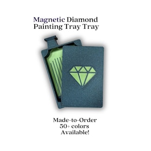 Może przedstawiać: Ciemnoszara magnetyczna taca do malowania diamentami z limonkową grafiką diamentu. Taca jest otwarta, odsłaniając limonkową wnętrze. Tekst na zdjęciu brzmi "Magnetic Diamond Painting Tray Tray" i "Made-to-Order 50+ kolorów dostępnych!"