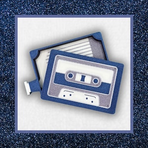 Puede incluir: Un diseño de cinta de cassette de estilo denim con una etiqueta blanca y gris. La cinta de cassette está abierta, revelando el interior. El diseño está sobre un fondo blanco con un borde azul oscuro.