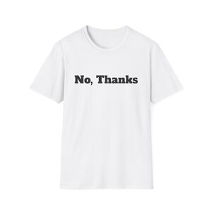 Könnte beinhalten: Weißes T-Shirt mit schwarzem Text, der "Nein, danke" lautet.