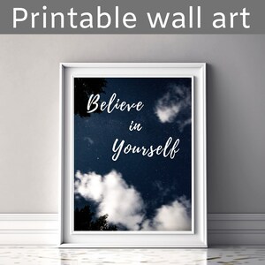 Empowering Sky : « Believe in Yourself » Affirmation Art Print - Bleu foncé avec des nuages blancs - Chambre d&#39;enfants, salle de jeux, décor d&#39;école à la maison - Numérique