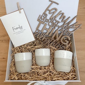 Geschenk zur Geburt - Familiengeschenk - Baby Willkommensbox - Babyshower - Babyparty - Kaffeebecher - 3D Schriftzug - Eiche - Grusskarte