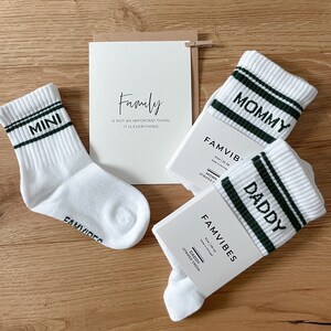 Coffret cadeau naissance Familybox chaussettes tennis rayées coffret cadeau futurs parents Fête des Mères image 2