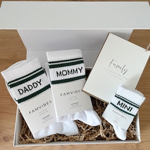 Geschenkbox zur Geburt - Familybox Tennissocken Striped - Geschenkbox für werdende Eltern -Geschenk für die ganze Familie - Vatertag