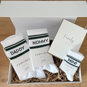 Coffret cadeau naissance Familybox chaussettes tennis rayées coffret cadeau futurs parents Fête des Mères image 1