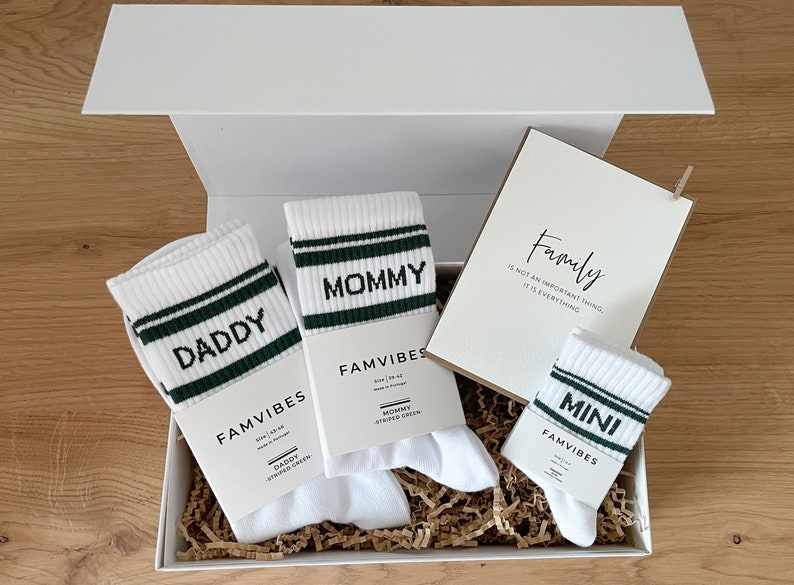 Coffret cadeau naissance Familybox chaussettes tennis rayées coffret cadeau futurs parents Fête des Mères image 1