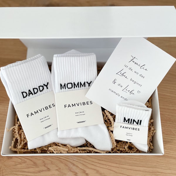 Geschenkbox zur Geburt - Familybox Tennissocken - Geschenkbox für werdende Eltern - Eltern & Baby - Muttertag