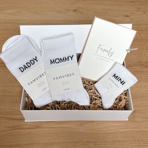 Geschenkbox zur Geburt - Familybox Tennissocken - Geschenkbox für werdende Eltern - Eltern & Baby - Muttertag