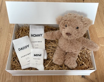 Geschenkbox zur Geburt - Geschenkbox für werdende Eltern - Spieluhr - Teddybär - Tennissocken - Partnerlook - Weihnachtsgeschenk