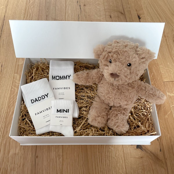 Geschenkbox zur Geburt - Geschenkbox für werdende Eltern - Spieluhr - Teddybär - Tennissocken - Partnerlook - Weihnachtsgeschenk