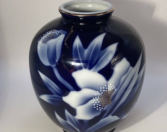 Japanese Porcelain Fukagawa Cobalt Blue Vase with White Flowers and Gold Lines