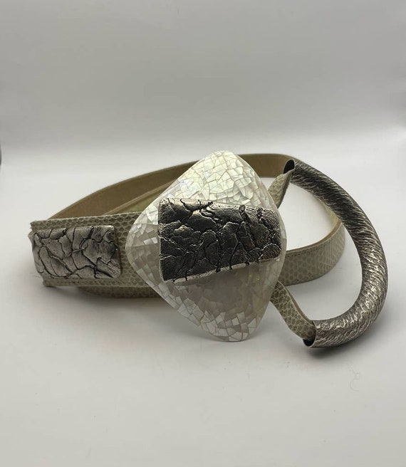 Ornate Beige Belt: Mother of Pearl Buckle, Silver Tone  display picture 2