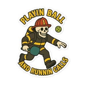 Puede incluir: Una pegatina con un bombero esqueleto de dibujos animados con uniforme marrón y rayas amarillas, sosteniendo una paleta de pickleball y corriendo. El texto "PLAYIN BALL AND RUNNIN CALLS" está en fuente de burbujas amarillas.