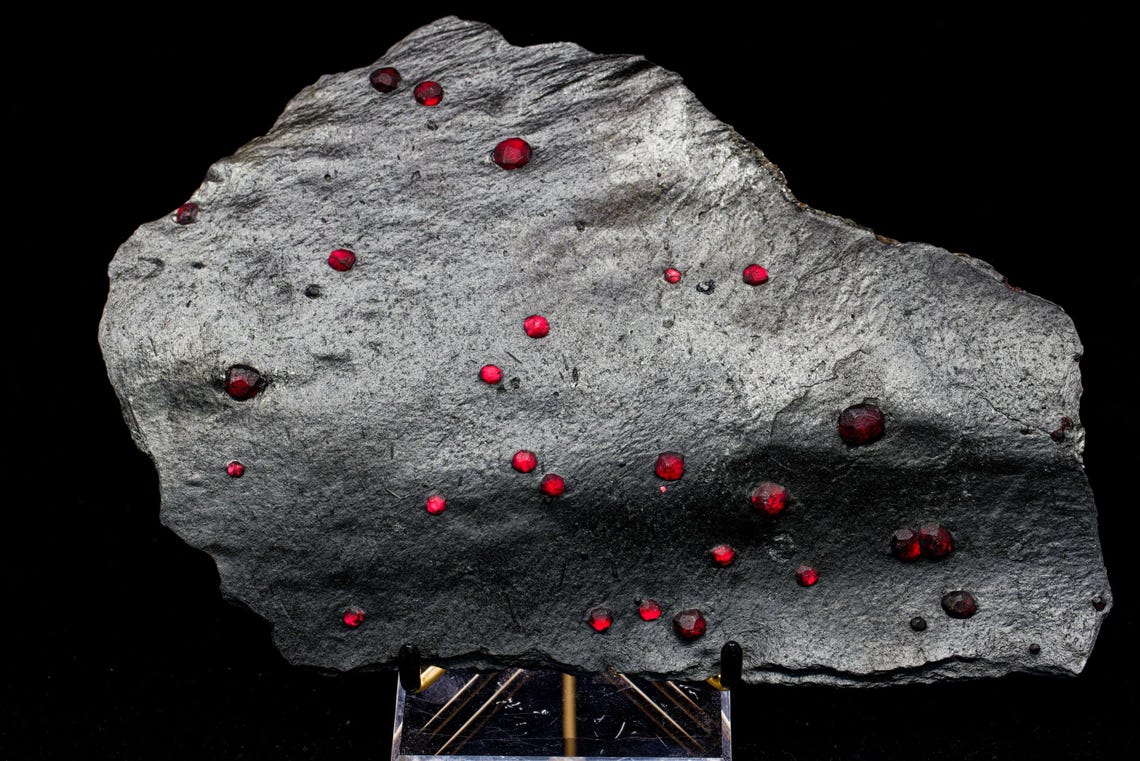 Almandine Garnet with Graphite, Red Embers Mine Massachusetts, 470 g, 24 x 16 x 1 cm | Statement Piece | Large Cabinet