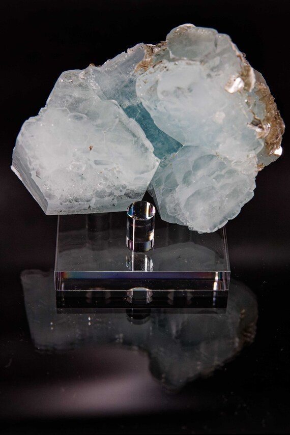 Aquamarine with Unique Terminations, view 4