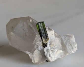 Tappo verde tormalina con quarzo e feldspato