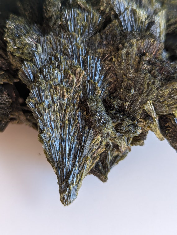Large Epidote Leaf, view 9