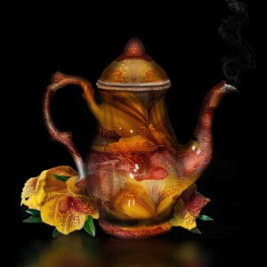Può includere: Una teiera marrone e dorata con un motivo floreale e un beccuccio. La teiera è appoggiata su una superficie nera con un riflesso della teiera e dei fiori. Davanti alla teiera ci sono fiori gialli e rossi con foglie verdi.