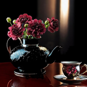 Könnte beinhalten: Eine schwarze Teekanne mit floralem Muster steht auf einem Holztisch neben einer Teetasse und einem Unterteller. Die Teekanne ist mit einem Strauß dunkelroter Rosen gefüllt.