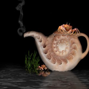 Puede incluir: Una tetera con forma de concha marina con un patrón en espiral. Dos pequeños cangrejos rojos están posados en el borde de la tetera, y un tercer cangrejo está en el suelo debajo. Sale humo del pico de la tetera.