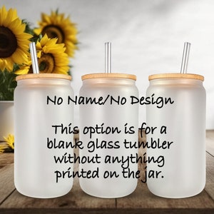 Op de afbeelding: Drie frosted glazen bekers met bamboe deksels en heldere rietjes. De bekers zijn leeg en hebben de tekst "No Name/No Design This option is for a blank glass tumbler without anything printed on the jar." erop gedrukt.