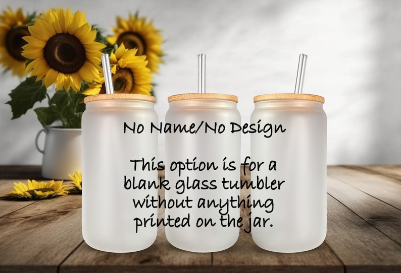 Op de afbeelding: Drie frosted glazen bekers met bamboe deksels en heldere rietjes. De bekers zijn leeg en hebben de tekst "No Name/No Design This option is for a blank glass tumbler without anything printed on the jar." erop gedrukt.