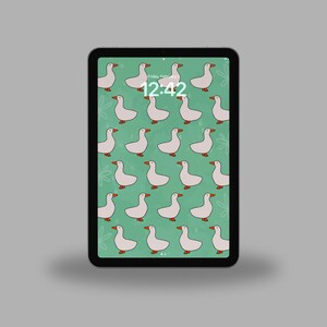 Può includere: Una tazza di ceramica bianca con manico nero e la scritta "But First, Coffee" in grassetto nero. La tazza è posta su uno sfondo neutro, che ne evidenzia il design semplice.