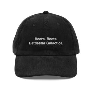 Puede incluir: Gorra de béisbol de pana negra con texto bordado en blanco que dice "Bears. Beets. Battlestar Galactica."