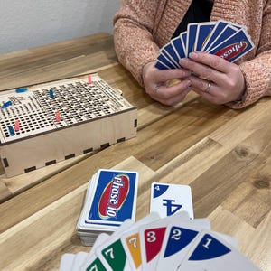 Marcador con tapa deslizante Phase 10, caja Lite Pegs Holder Score Keeper Game, caja de madera cortada con láser de 8,5 x 6,5 pulgadas, se puede personalizar, caja de madera hecha a medida