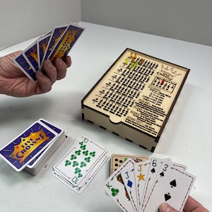 Marcador con tapa deslizante Five Crowns, soporte para clavijas Lite, juego de puntuación, caja de madera cortada a láser de 8,5 x 6,5 pulgadas, hecho a medida, se puede personalizar.