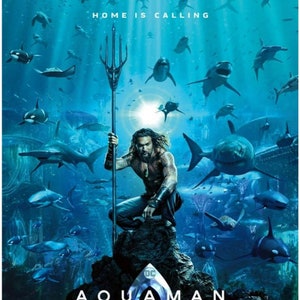 Op de afbeelding: Filmposter voor Aquaman, met de titelheld die een drietand vasthoudt, omringd door haaien en zeedieren. De woorden "Home is Calling" en "Coming Soon" zijn ook zichtbaar.