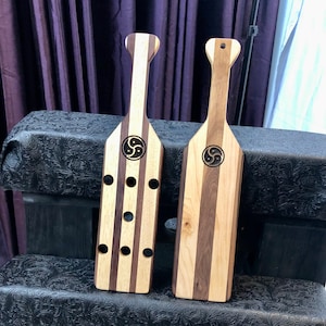 Paleta de azotes de madera dura grabada, estilo fraternidad