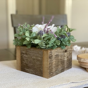 Authentische Scheunenholzbox, rustikales Scheunenholz Blumenarrangement, Mittelstück-Box, Bauernhaus-Tablett aus Holz, handgefertigt, Frühlingsblumen, Lämmerohrgrün