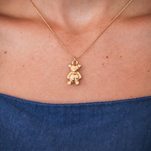 Ciondolo orsetto dorato, graziosa collana dorata, ciondolo estetico, collana importante a forma di pera gommosa, ciondolo simbolo di amore e cura