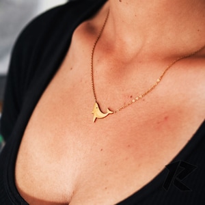 Collar minimalista de ballena de oro de 18 quilates, collar de ballena, joyería de pez grande, colgante de ballena oceánica, collar de animal, regalo para amantes de los animales