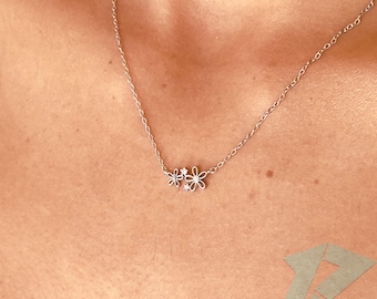 Halskette mit Blume aus Sterlingsilber, niedliche, zierliche Blumenkette, Damenkette, Boho-Halskette, Halskette mit kleinem Blumenanhänger, Geschenk für sie