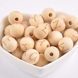 50/100 cuentas de madera con 26 letras surtidas de 14 mm para hacer joyas, cuentas de madera con orificios grandes de 3 mm, letras de un solo lado, cuentas redondas de macramé