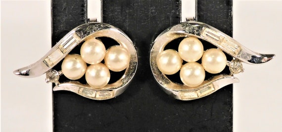 Trifari Marked Clip Earrings 4 Faux Pearls Center… - image 1