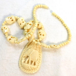 Plastic Elephant Beads & Round Beaded Choker Necklace Large Elephant Pendant 16&quot; Long Cream Colored Vintage MCM Costume Jewelry -Ch8