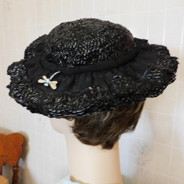 Black Ruffled Ladies Cartwheel Style Hat Neusteter Denver Label Woven Plastic Dragonfly Pin Accent Sits on Top of Head
