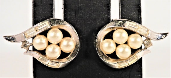 Trifari Marked Clip Earrings 4 Faux Pearls Center… - image 3