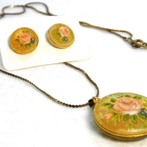 Vintage Rose Necklace & Matching Pierced Earring Set Gold Toned Metal Pink Floral Center 1" Round Double Sided Plastic Pendant 17" Chain-J34