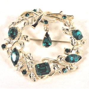 Vintage Emerald Green Rhinestone Brooch: Gold Tone Wreath with Dangle -Br33